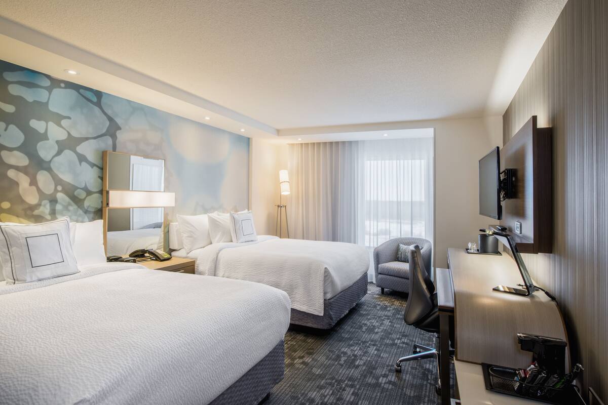 1 bedroom, pillow-top beds, desk, laptop workspace