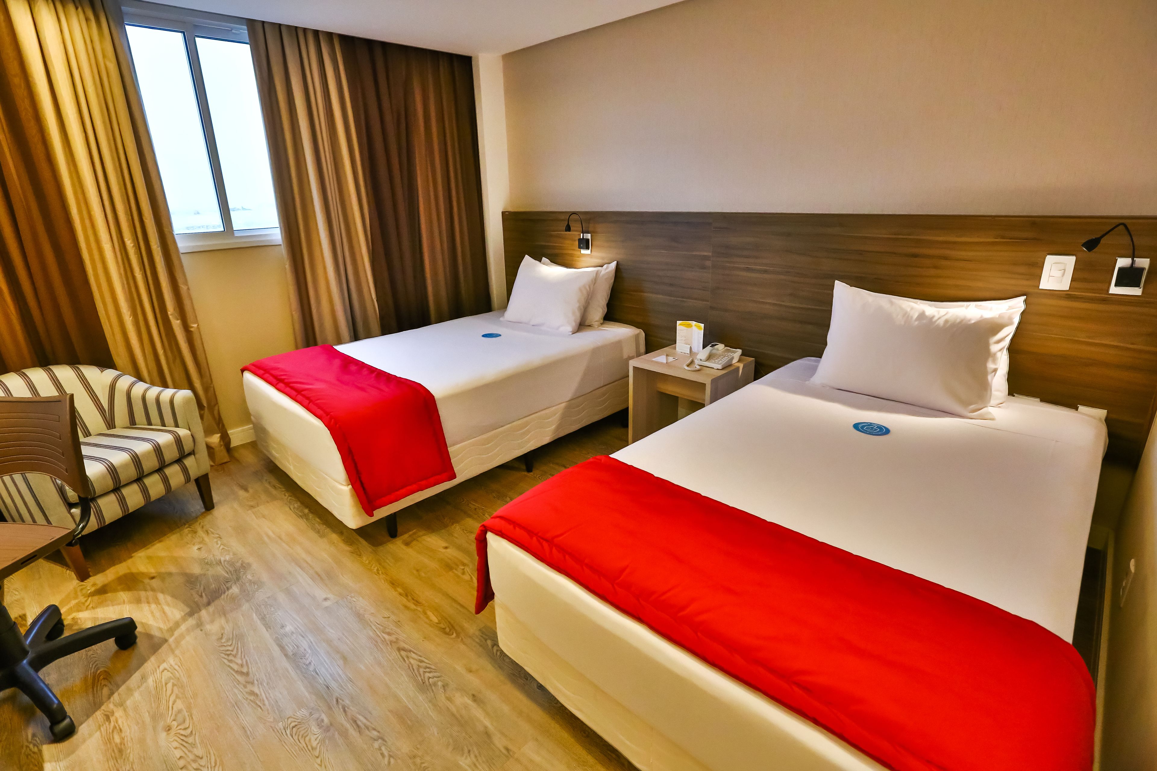 standard room, 2 single beds, smoking | minibar, in-room safe, desk, blackout curtains