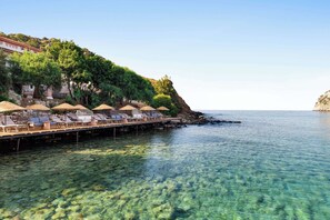 On the beach, sun loungers, beach umbrellas, beach towels - Wyndham Datca Perili Bay (Datça)