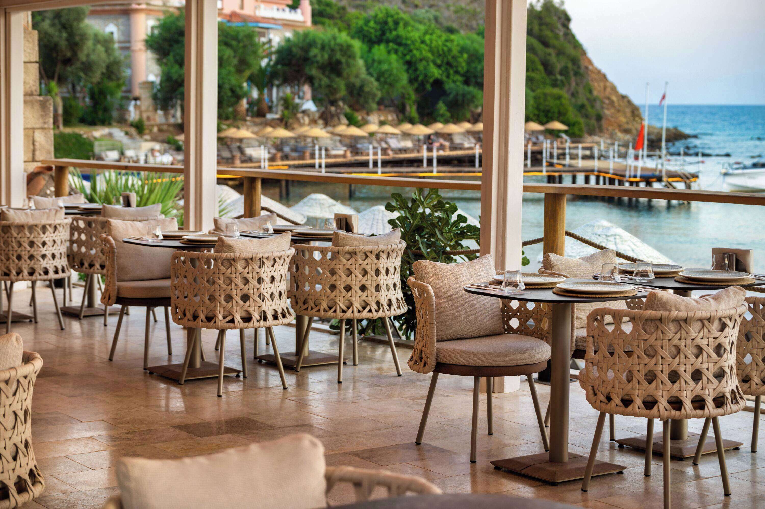 3 bars/lounges, poolside bar