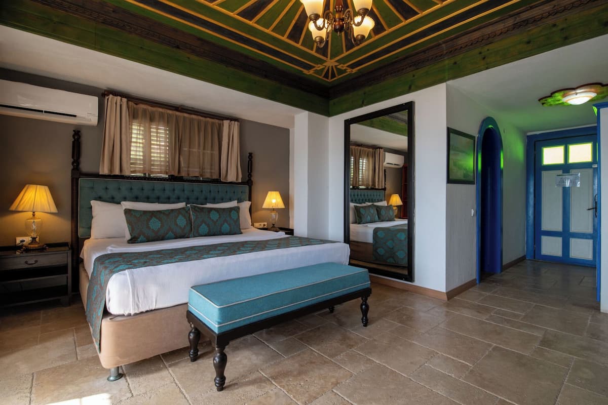 Standard Room, 1 Queen Bed, Sea View