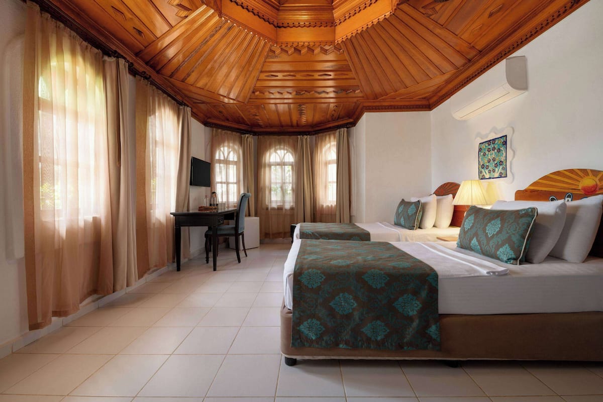 Egyptian cotton sheets, premium bedding, minibar, individually decorated