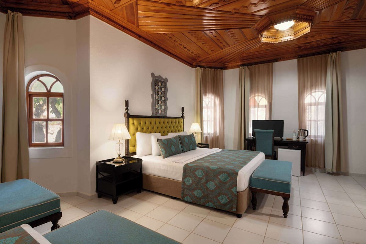 Egyptian cotton sheets, premium bedding, minibar, individually decorated