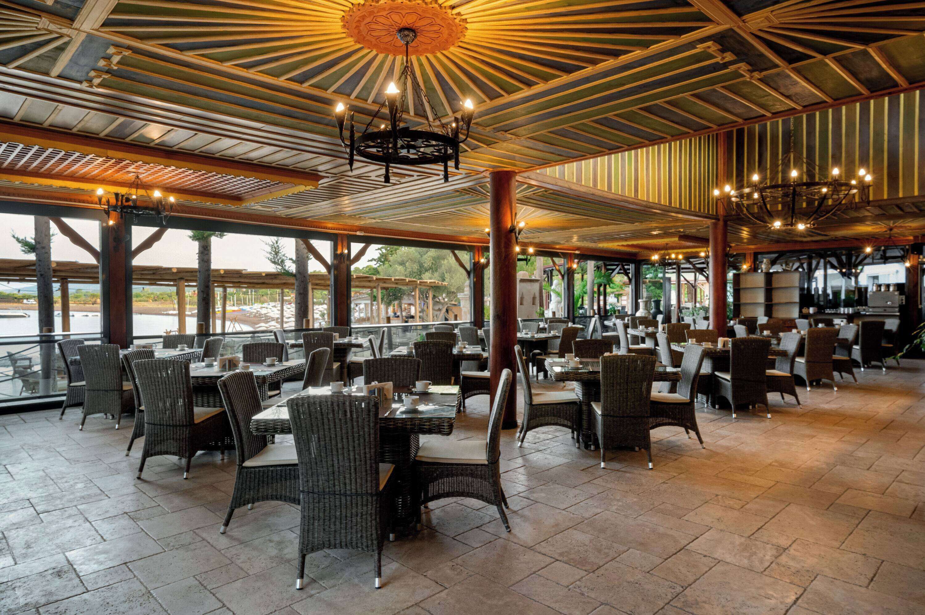 2 restaurants, breakfast served