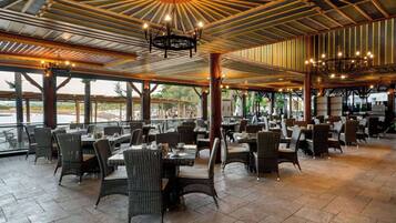 2 restaurants, breakfast served