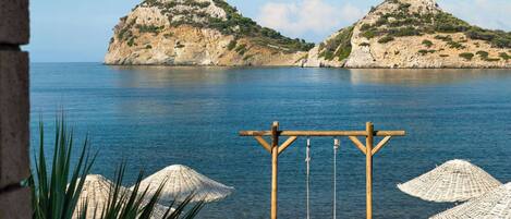 Am Strand, LiegestĂŒhle, Sonnenschirme, StrandtĂŒcher