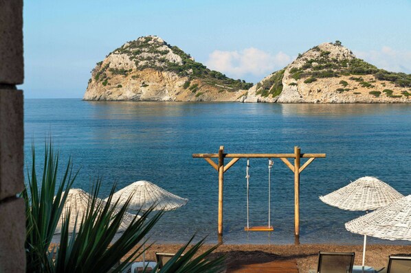 On the beach, sun loungers, beach umbrellas, beach towels - Wyndham Datca Perili Bay (Datça)