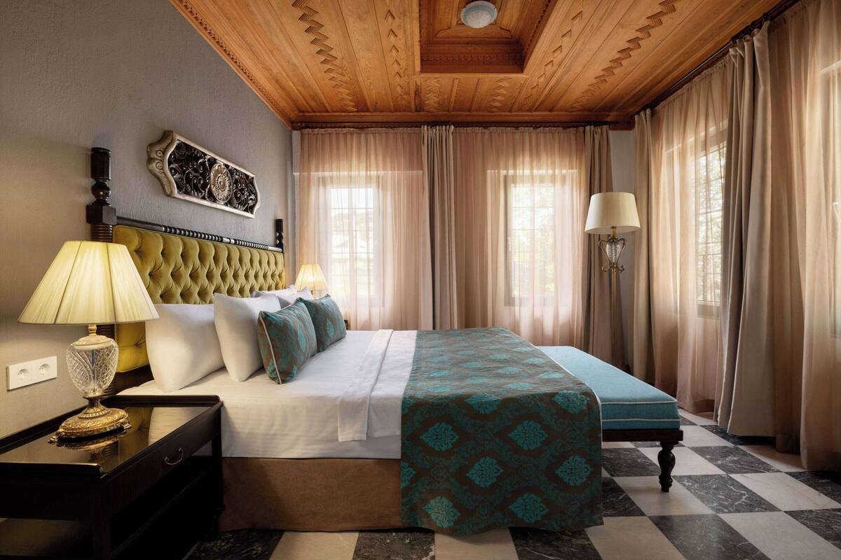 Standard Room, 1 Queen Bed, Garden View