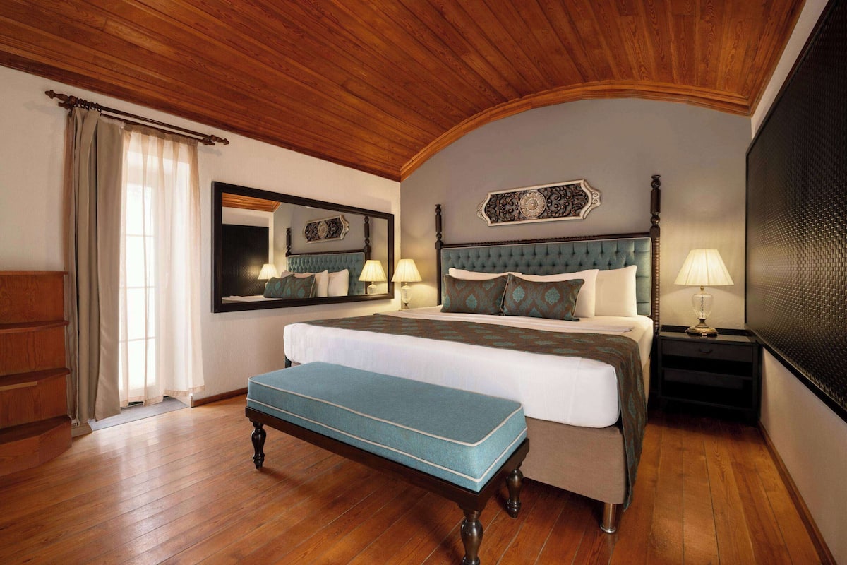 Egyptian cotton sheets, premium bedding, minibar, individually decorated