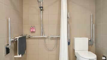 Een moderne badkamer met douche, toilet en handdoekhouder.