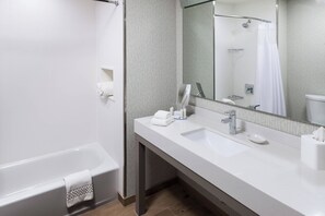 Tina con regadera, amenidades de baño gratuitas, secadora de cabello 