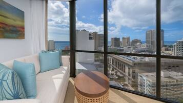 Ropa de cama de alta calidad y caja de seguridad en la habitación