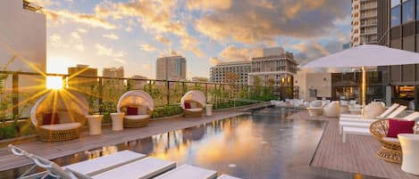 حمّام سباحة خارجي، مفتوح من 8:00 صباحًا إلى 10:00 مساءً، كبائن مجانية