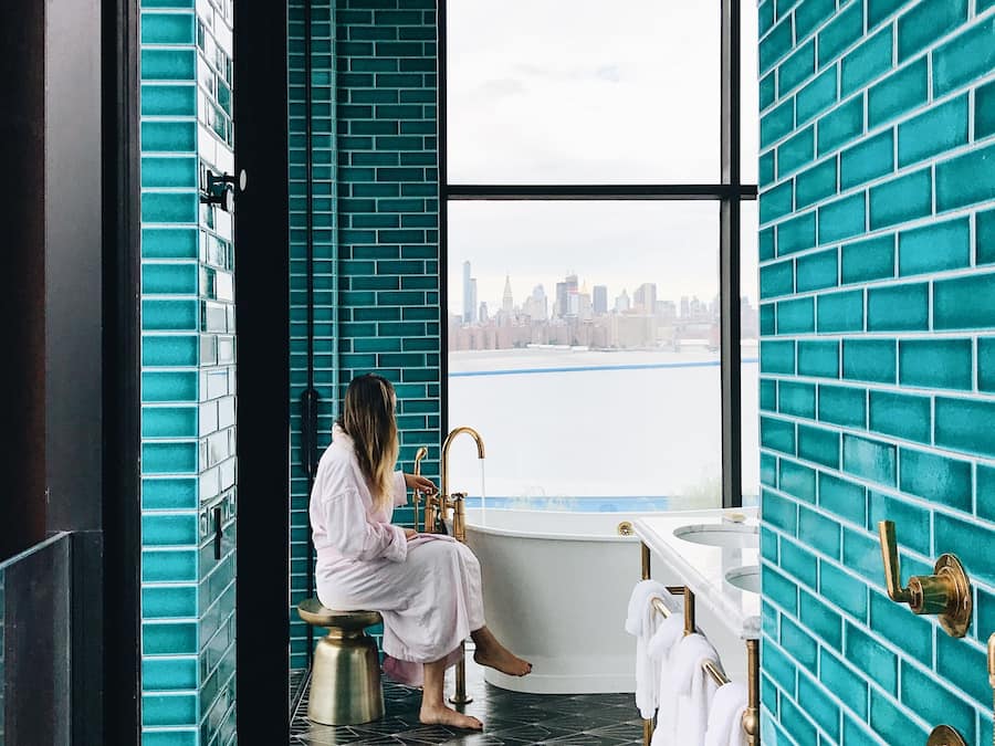 Shower, rainfall showerhead, free toiletries, hair dryer