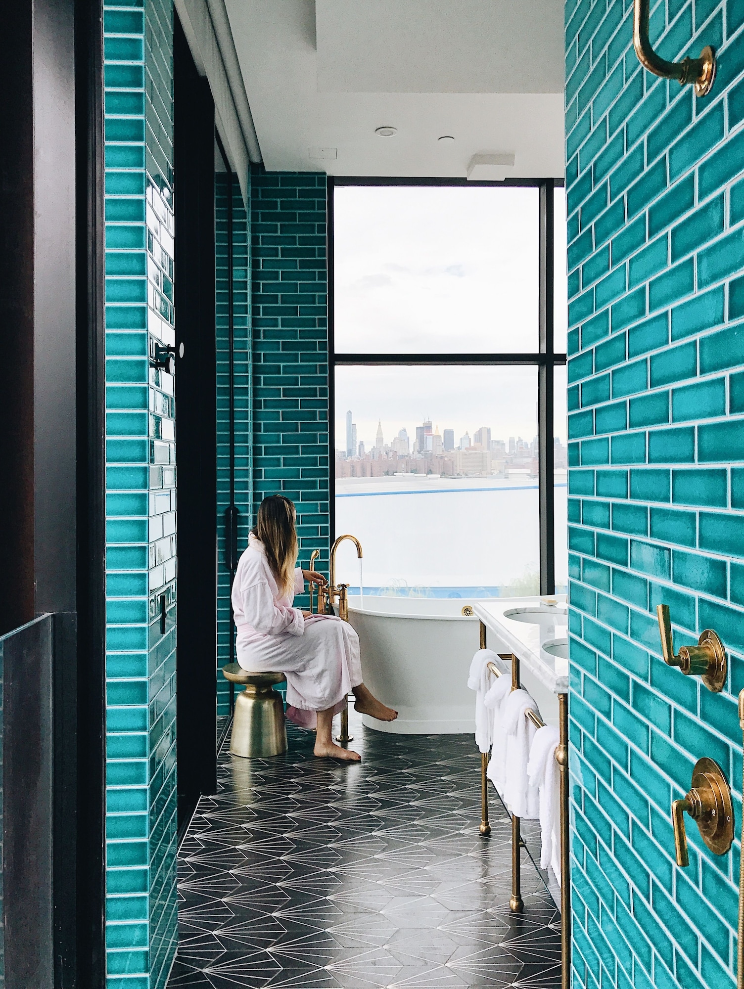 Shower, rainfall showerhead, free toiletries, hair dryer