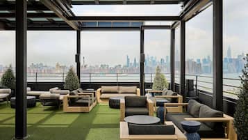 2 bars/lounges, poolside bar