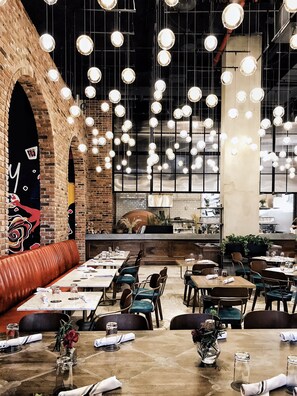 Breakfast, lunch, dinner and brunch served - Arlo Williamsburg (Brooklyn)