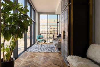 Studio Suite | Hypo-allergenic bedding, pillowtop beds, in-room safe at Arlo Williamsburg