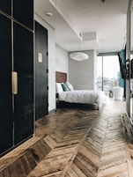 Hypo-allergenic bedding, pillowtop beds, in-room safe