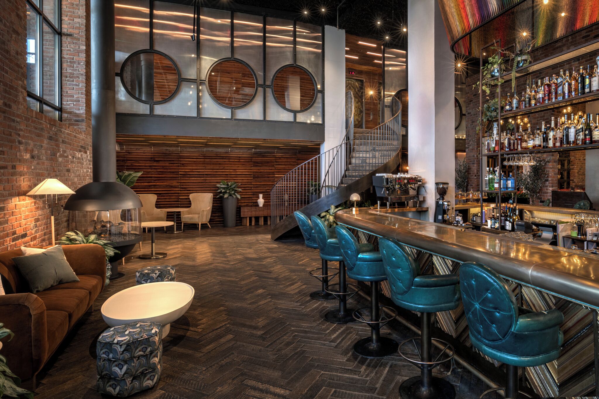 2 bars/lounges, poolside bar