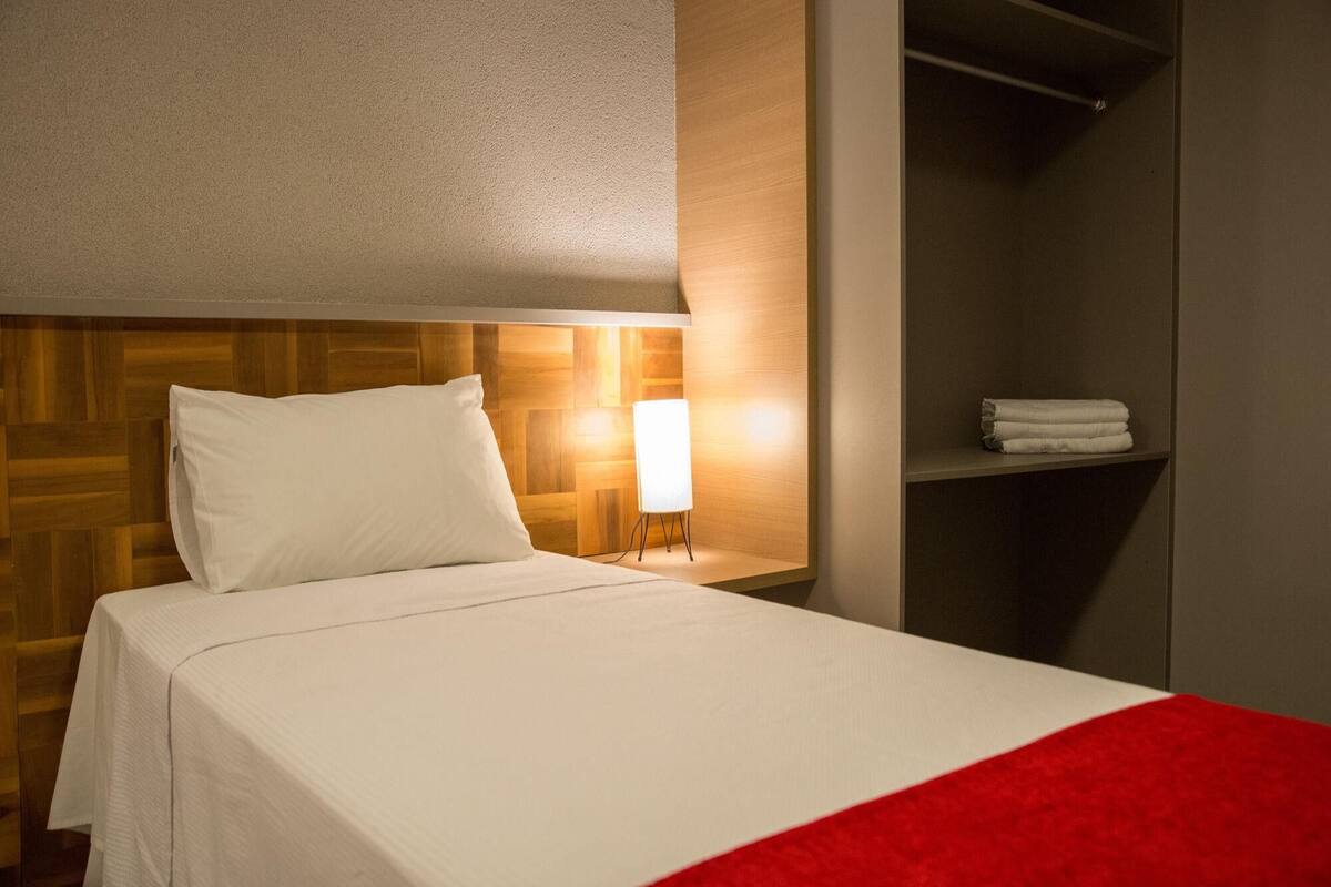 Minibar, escritorio, cortinas blackout y sistema de insonorización