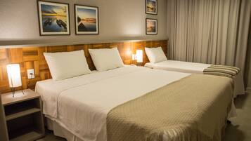 Habitación triple estándar | Minibar, escritorio, cortinas blackout y insonorización