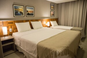 Standard-Dreibettzimmer | Minibar, Schreibtisch, Verdunkelungsvorhänge, schallisolierte Zimmer