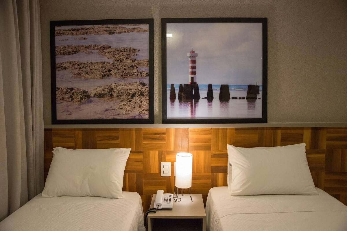 Minibar, escritorio, cortinas blackout y sistema de insonorización