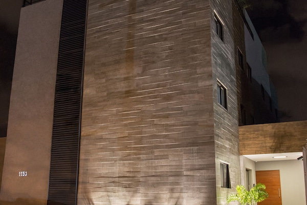 Fachada da propriedade à noite