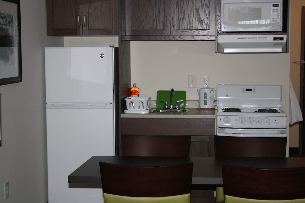 suite, 1 bedroom, kitchenette (not pet friendly) | private kitchen | microwave, coffee/tea maker