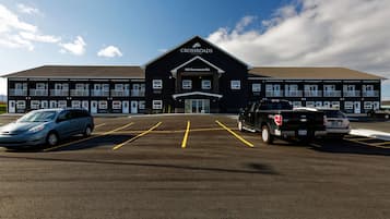 Ett hotell med en svart fasad, många fönster och en skylt med texten ”CROSSROADS INN & RESORTS” på adressen 980 Kenmount Rd.