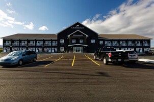 Un hotel con fachada negra, varias ventanas y un letrero que dice "CROSSROADS INN & RESORTS" en 980 Kenmount Rd.