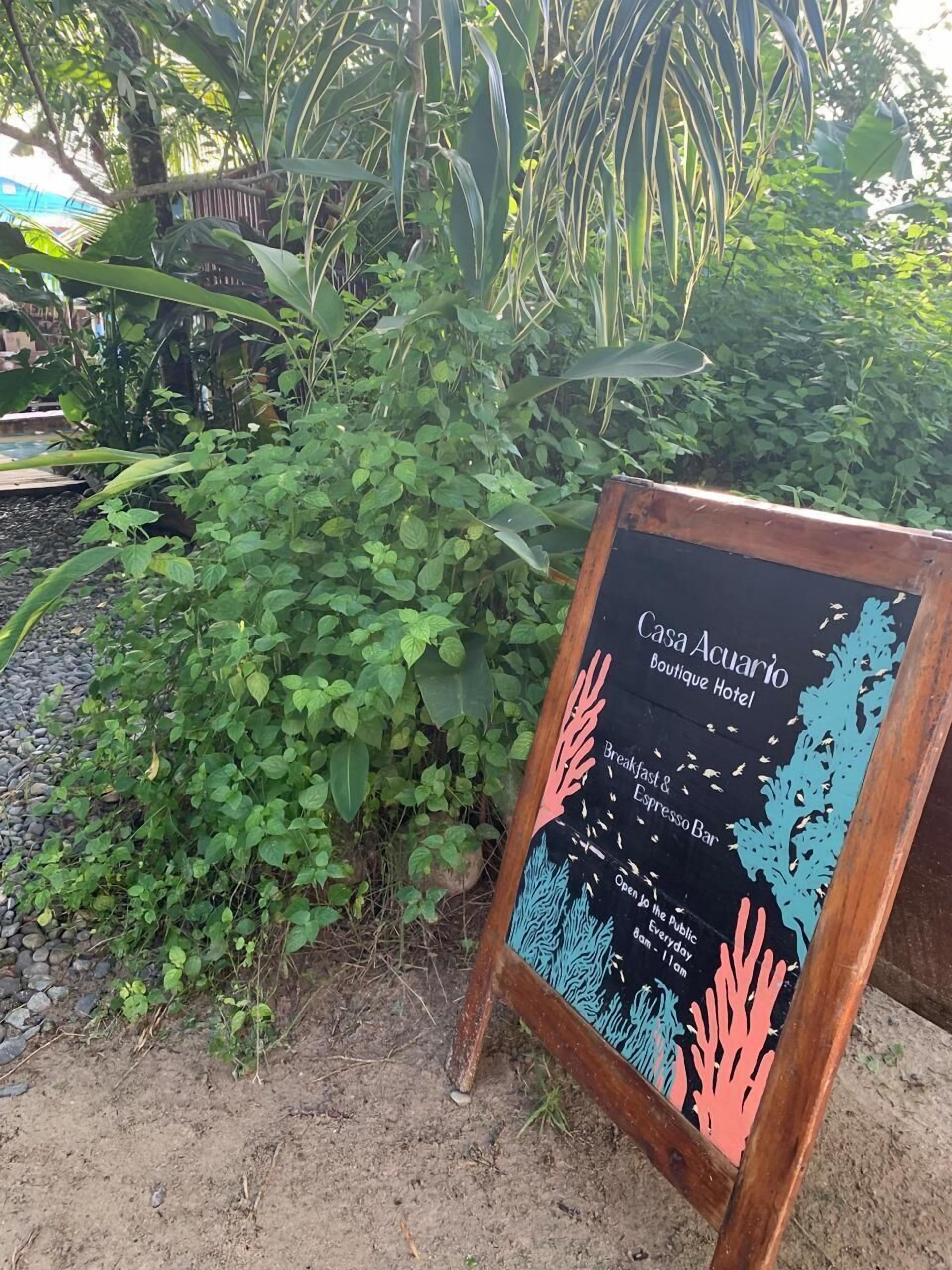 Señal de Casa Aquario Boutique Hotel, que indica una barra de desayuno y café espresso abierta al público todos los días de 8 de la mañana a 1 de la mañana.