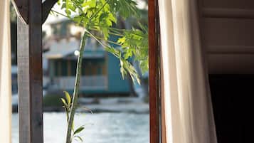 Camera Deluxe, 1 letto queen, angolo cottura, vista oceano | Biancheria da letto di alta qualità, copriletto in piuma