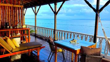 Kamar Deluks, Beberapa Tempat Tidur, dapur kecil, pemandangan samudra | Teras/patio