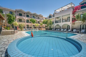 Outdoor pool, open 8:00 AM to 8:00 PM, pool umbrellas, pool loungers - Arion Resort (Zakynthos)