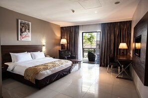 高級寢具、客房內保險箱、書桌、遮光布/窗簾