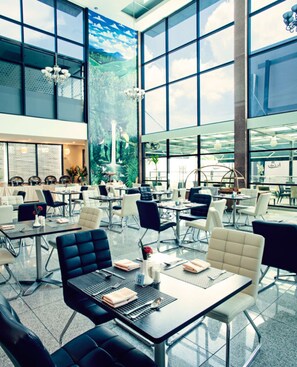 Desayuno a la carta todos los días (con cargo) 