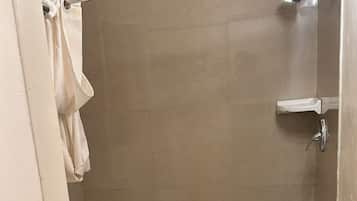 Combined shower/tub, free toiletries, towels