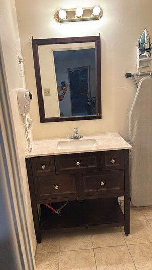 Room, 1 King Bed, Non Smoking | Bathroom - Deluxe Inn Of Roswell (Roswell)