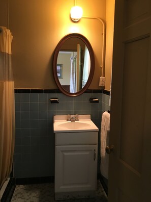 Shower, free toiletries