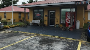Unclassified image, 5 of 13, button - Travel Inn (Cave City)