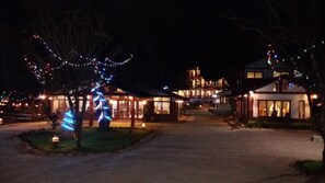 Front of property - evening/night - Hotel AKIMOMI (Pyin Oo Lwin)