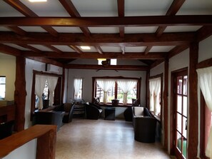 Coin salon dans le hall