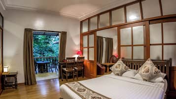 Family Room | Minibar, desk, rollaway beds, free WiFi