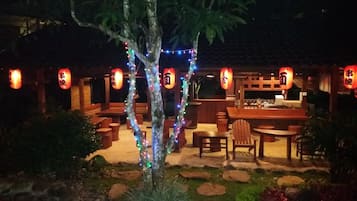 2 restaurantes; se sirven desayunos y cocina local e internacional