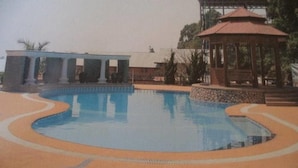A swimming pool with a curved edge, a gazebo, and a covered structure with pillars. - Hsaung Thazin Hotel Pyin Oo Lwin (Pyin Oo Lwin)