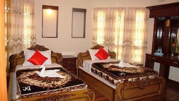 Suite | Minibar, escritorio, cortinas opacas y tabla de planchar con plancha