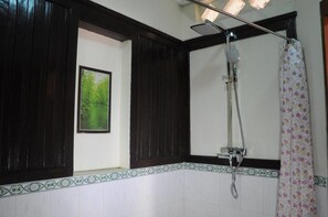 Douche, articles de toilette gratuits, sèche-cheveux, chaussons