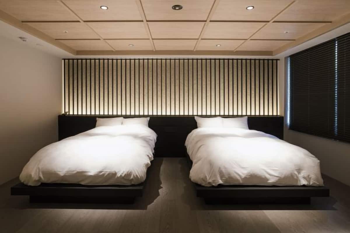 Sängtillbehör av högsta kvalitet och värdeförvaringsskåp på rummet